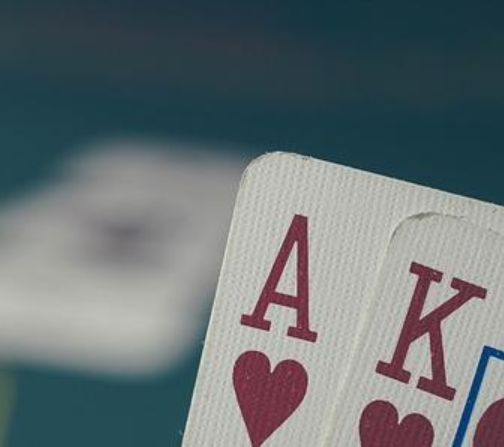 “德州扑克深度解析：千层策略与技巧”